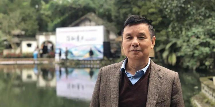 诗歌欣赏——杨克:《我在一颗石榴里看见我的祖国》《南海海眼》